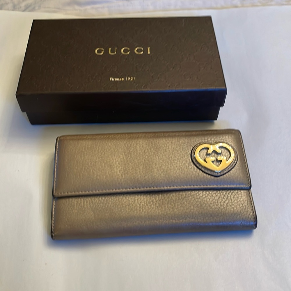 Gucci continental wallet Bronze gold with box & gold heart retail’s 798 Italy